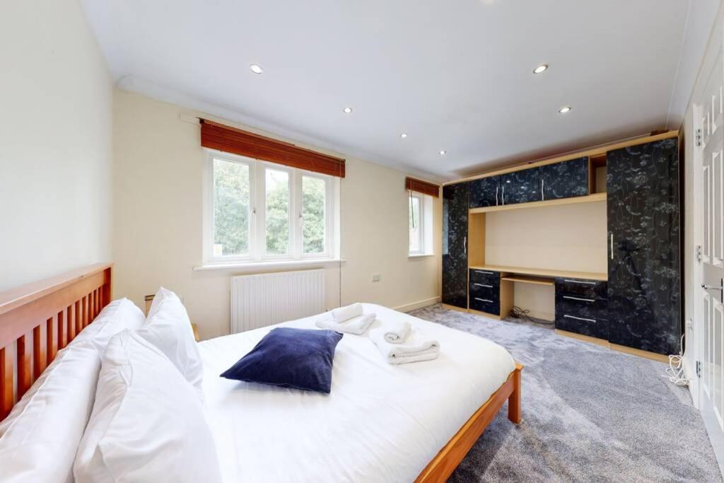 Super 2 Bed House With Privategarden Apartment London Bagian luar foto