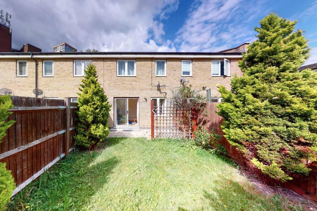 Super 2 Bed House With Privategarden Apartment London Bagian luar foto