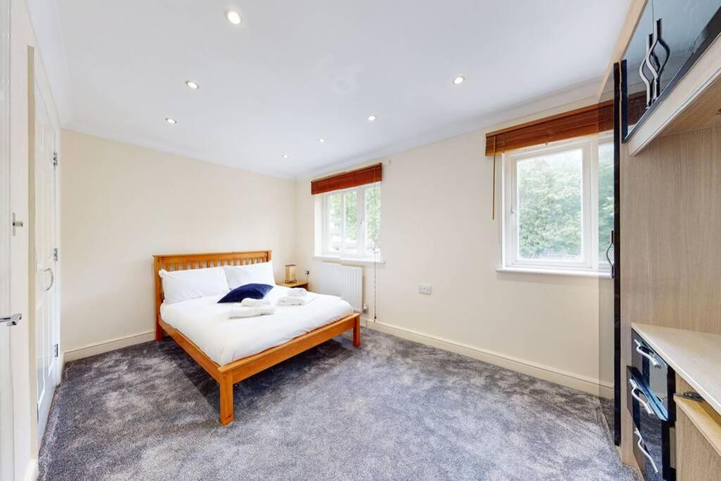 Super 2 Bed House With Privategarden Apartment London Bagian luar foto
