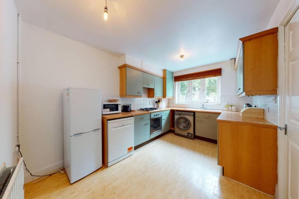 Super 2 Bed House With Privategarden Apartment London Bagian luar foto